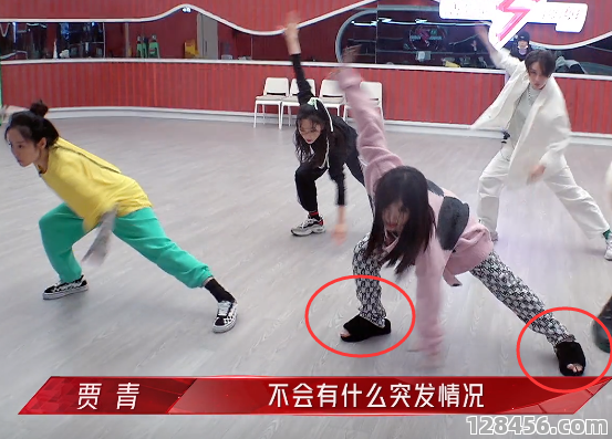 女生穿拖鞋练足球？揭秘拖鞋足球训练的可行性与技巧